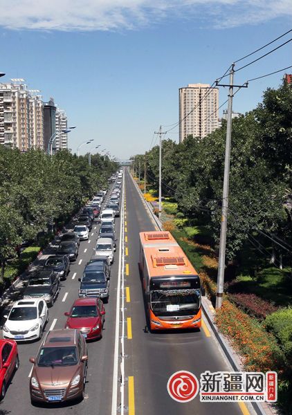 图为:车辆行驶在北京路上(2013年7月摄).资料图片