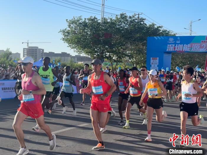 2024新疆库尔勒马拉松举办 国内外近万名选手参赛