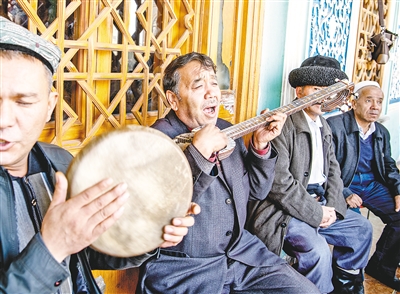 2021年摄喀什百年老茶馆内,茶客们翩翩起舞.