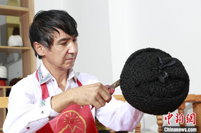 在新疆，一顶羊皮帽如何展现独特制作魅力？-中国新疆网
