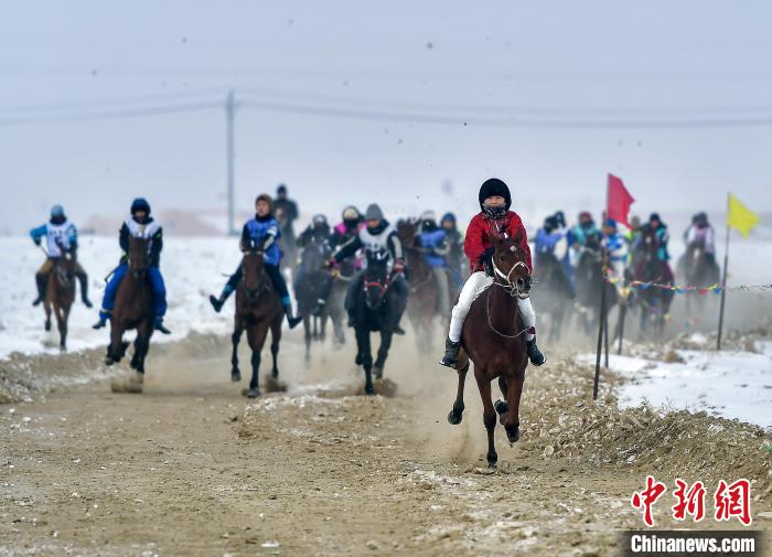 新疆福海：骑手策马扬鞭角逐赛马活动-中国新疆网
