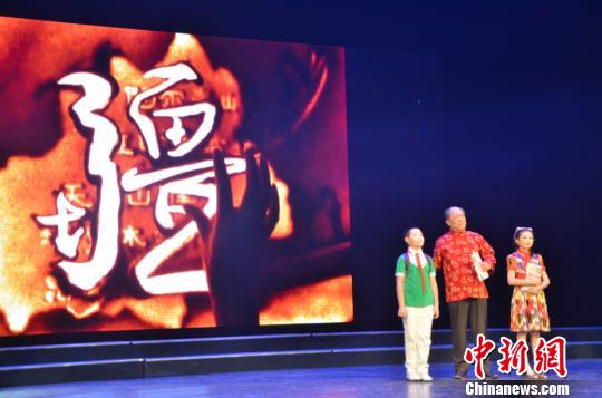 “辉煌60年·诗颂新疆”大型诗歌朗诵会在乌鲁木齐举行