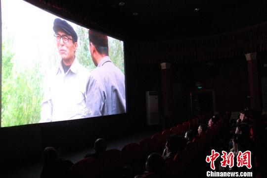 电影《巴彦岱》新疆公映和谐民族关系感染观影者
