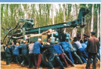 1995年,和田县各族群众积极参与改水工程。