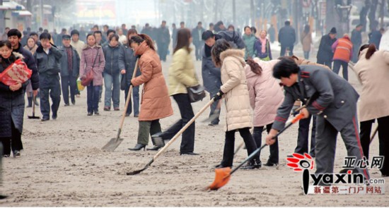 家园60年·新疆记忆 20万市民街头清雪那是相当壮观 乌鲁木齐清雪模式从“人海战术”到机械化大跨越