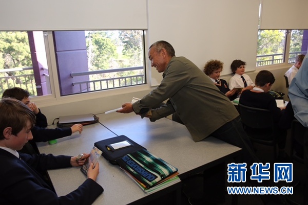 巴马扎西正在向澳大利亚学生介绍西藏现代艺术。