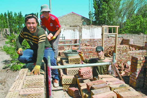 5月11日，工人在察布查尔锡伯自治县海努克乡阿勒斯坦村建造安居富民房。  □华岩明摄