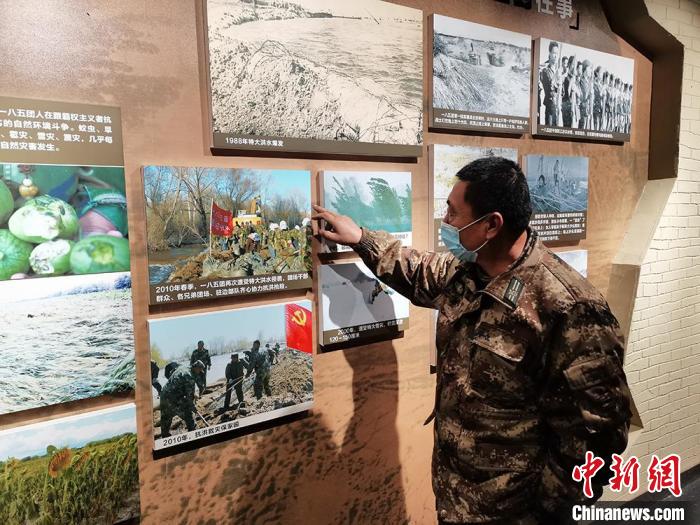 马军武介绍护土守边故事。　戚亚平 摄