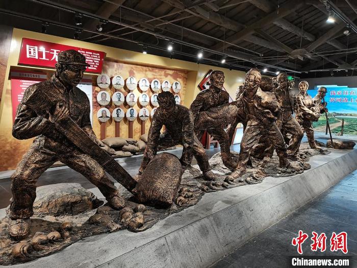 以抗洪守土故事为原型制作的纪念雕塑。　戚亚平 摄