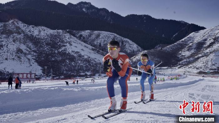 乌鲁木齐“冰雪小将”逐梦天山脚下