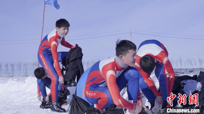 队员们换上专业滑雪队服。　冯思哲 摄